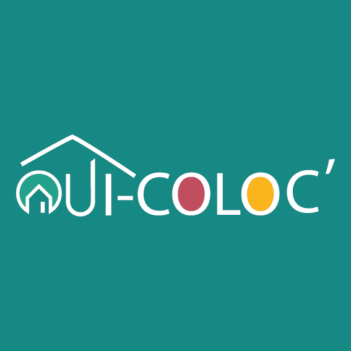 Logo d'Oui-Coloc représentant une porte de maison surmontée d'un toit symbolisant la sécurité. Les lettres 'oui' et 'coloc' sont remplies de jaune et de rose framboise pour une ambiance accueillante et positive.